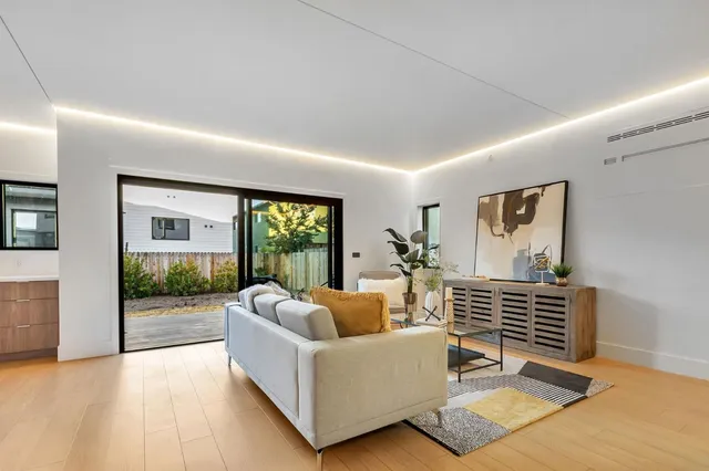 a view of a house with yard