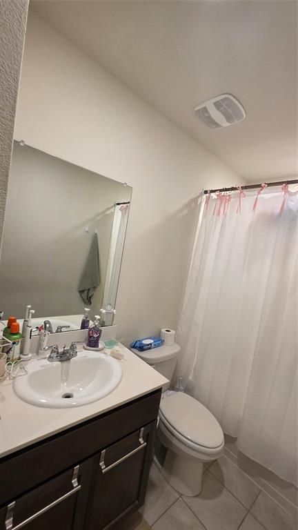 409 Samuel Street Denton, TX 76207 - Photo 12 of 40 a bathroom with a sink toilet and mirror