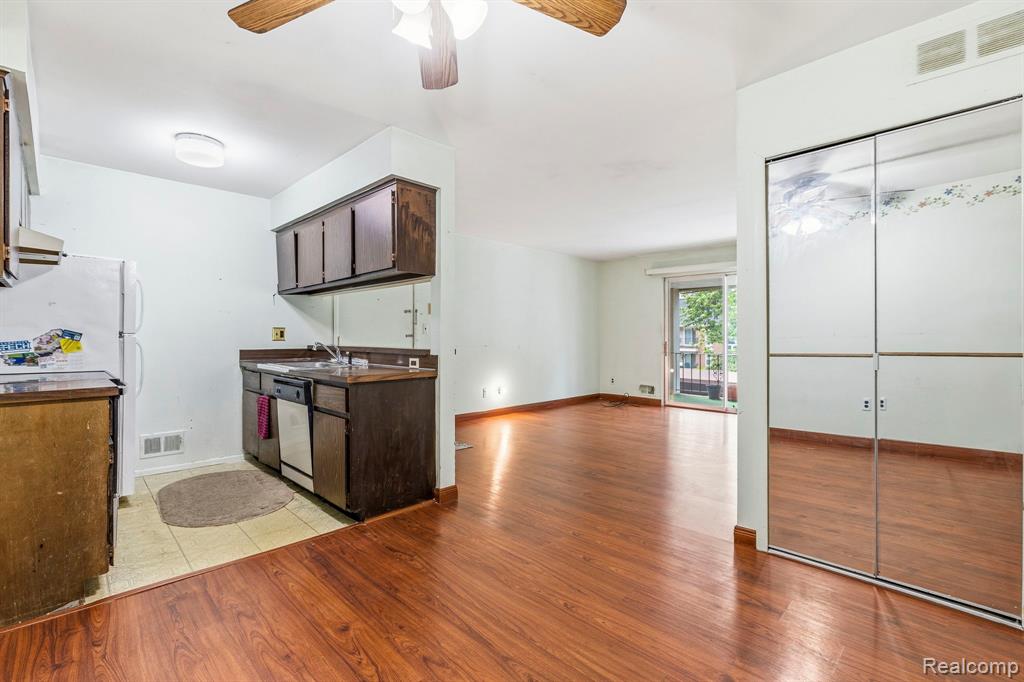 29165 Hayes Road Warren, MI 48088 - Photo 10 of 31