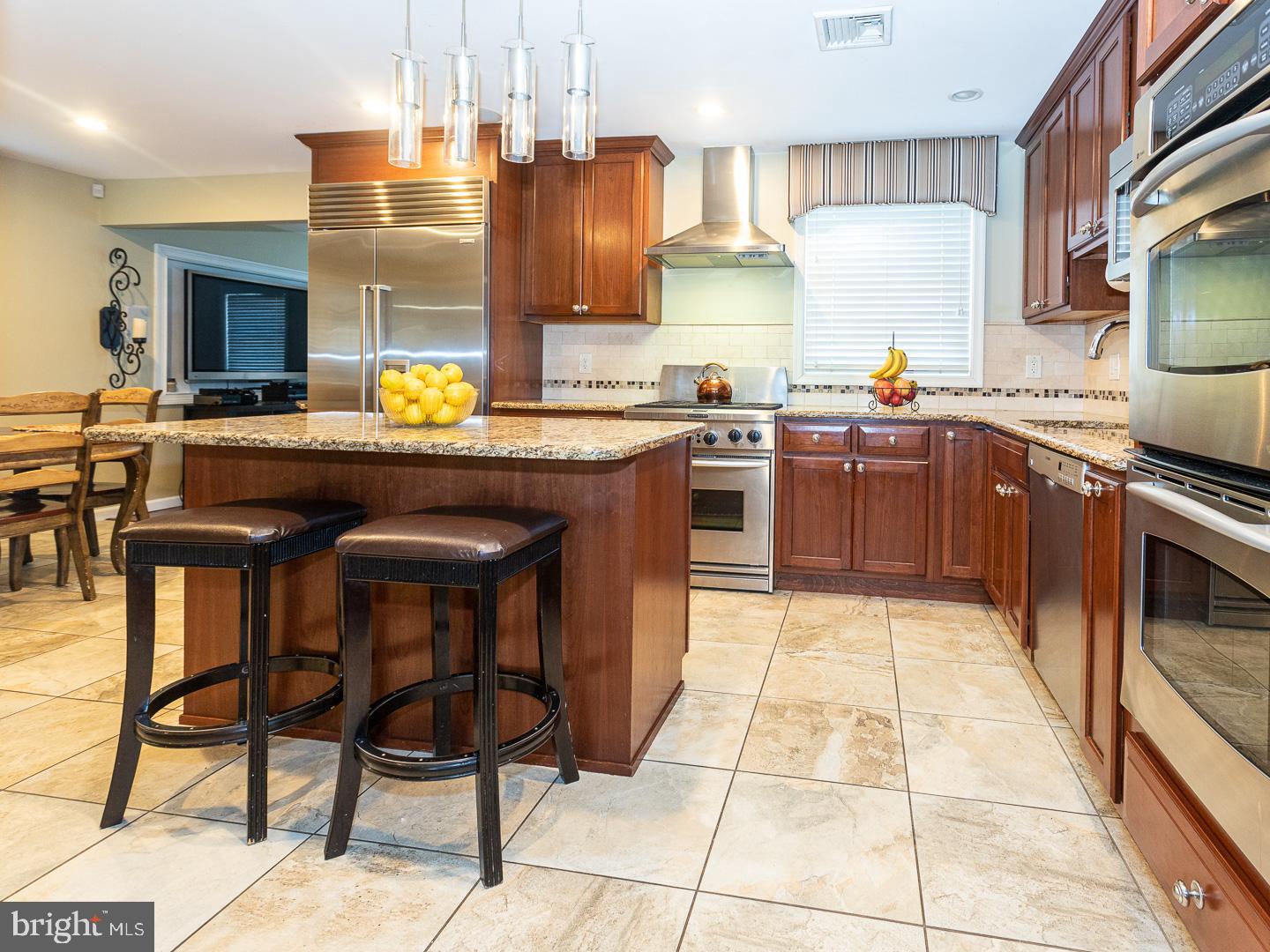 424 Bluebuff Road King of Prussia, PA 19406 - Photo 9 of 53 Wonderful kitchen with Island Bar Stool Seating