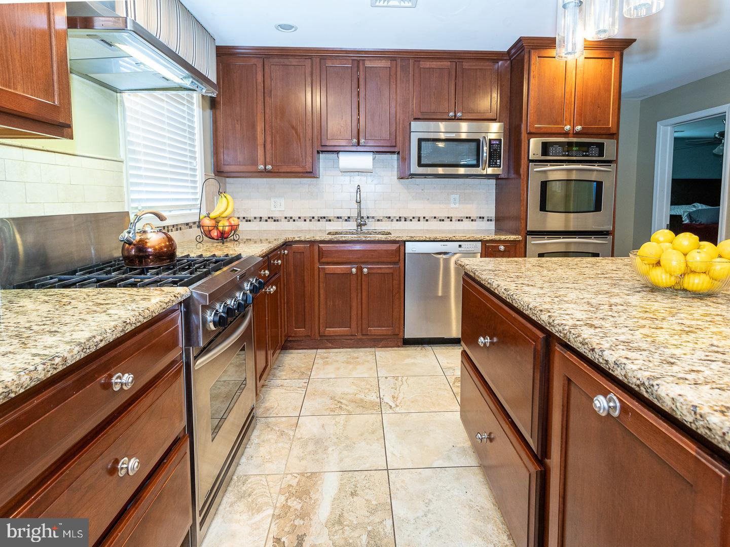 424 Bluebuff Road King of Prussia, PA 19406 - Photo 10 of 53 Gorgeous Wood Cabinetry & matching Countertops