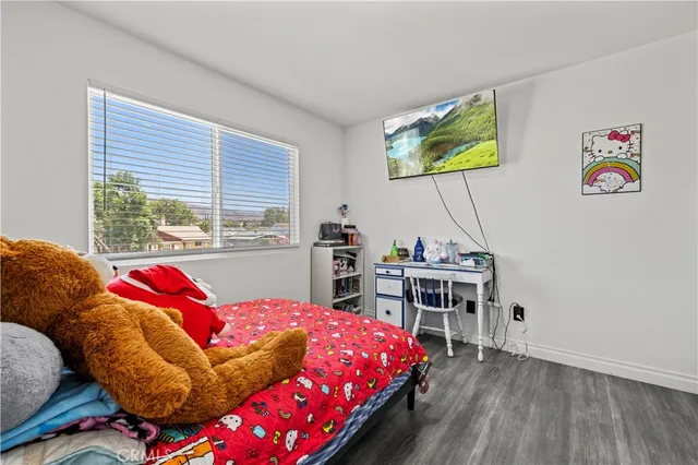 a en suite bathroom with a double vanity sink and a mirror