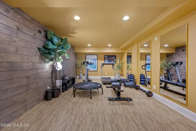 $7,950,000 | 33 Highland Farm Road, Greenwich, CT 06831