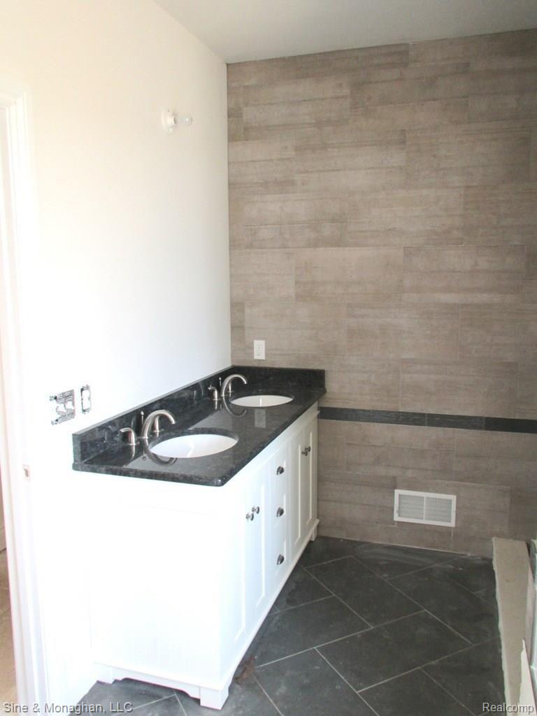 9663 Ellis Road Clarkston, MI 48348 - Photo 16 of 35 Master bath dual vanities