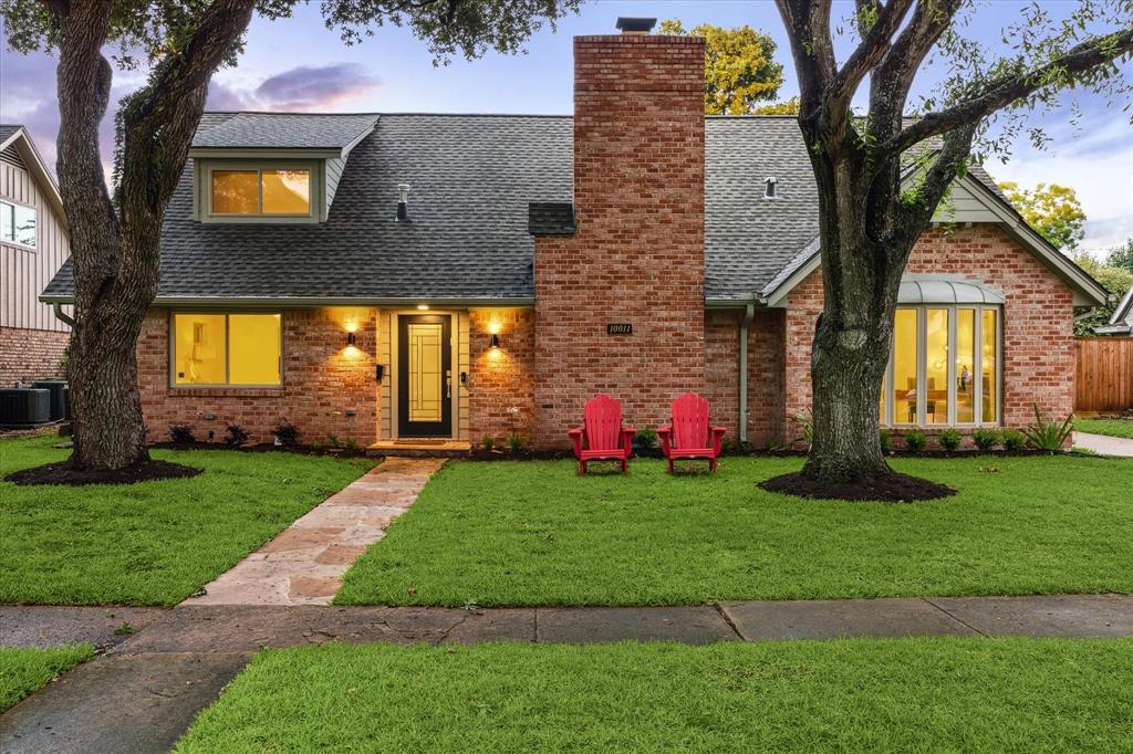 Welcome home to 10011 Cedarhurst in highly sought after Meyerland neighborhood.