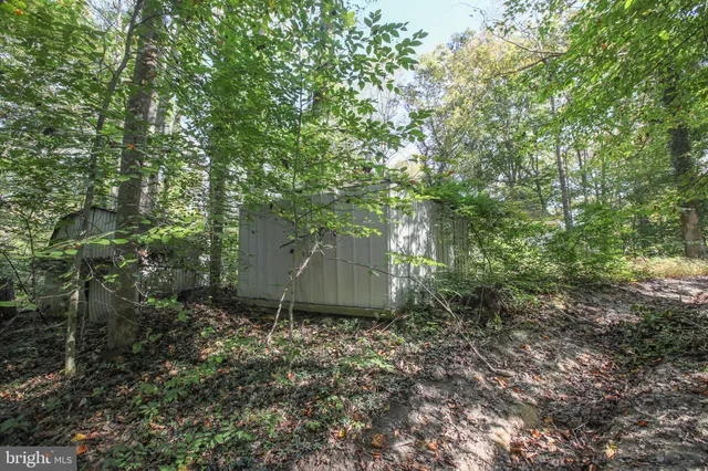 a view of a barn in the middle of a yard