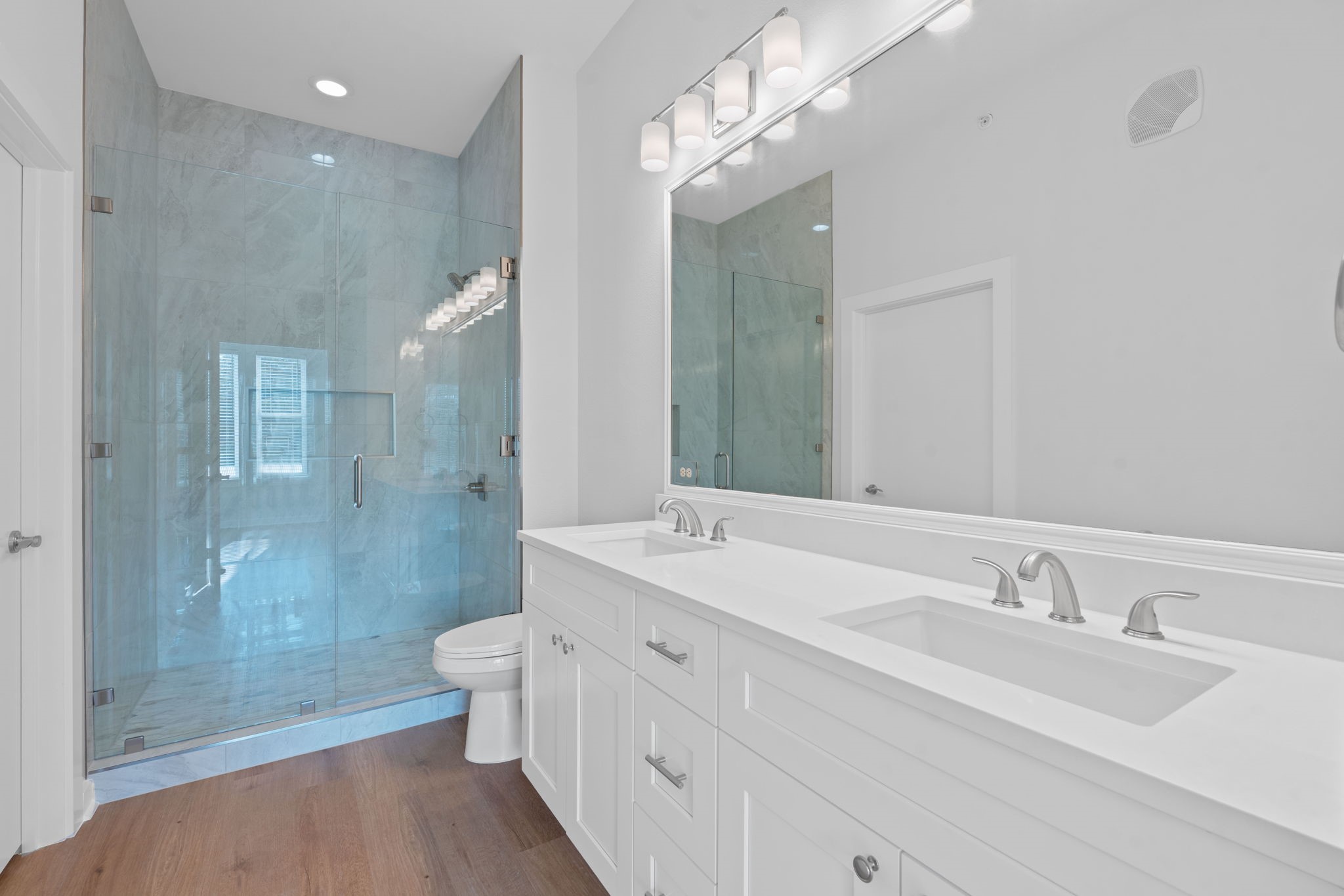1900 Barton Springs Road, Unit 2019 Austin, TX 78704 - Photo 8 of 17 Ensuite bath
