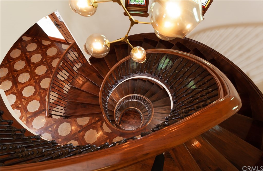 177 Shorecliff Road Corona del Mar, CA 92625 - Photo 36 of 48 a close view of light bulb