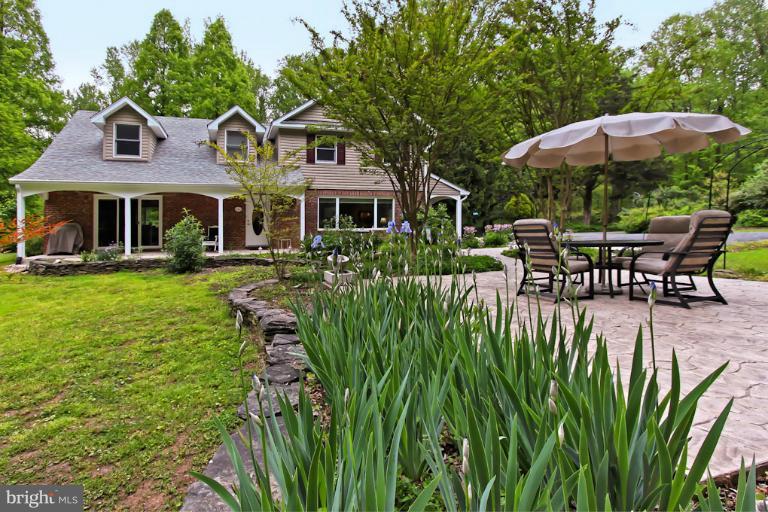 11124 Popes Head Road Fairfax, VA 22030 - Photo 20 of 30 Patio--great to enjoy the manicured setting