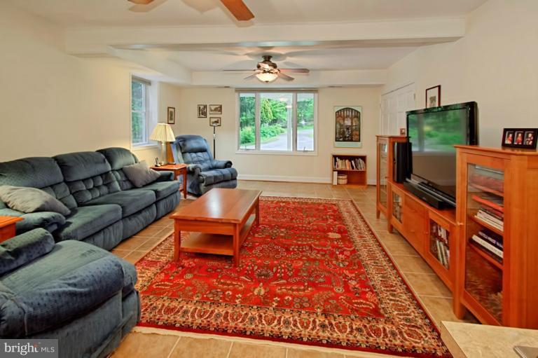 11124 Popes Head Road Fairfax, VA 22030 - Photo 3 of 30 Family Room with wetbar