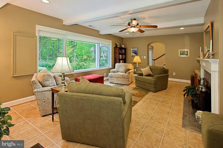11124 Popes Head Road Fairfax, VA 22030 - Photo 22 of 30 Living Room