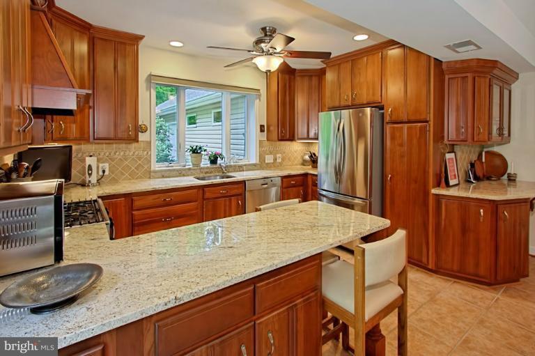 11124 Popes Head Road Fairfax, VA 22030 - Photo 23 of 30 Kitchen Breakfast Bar