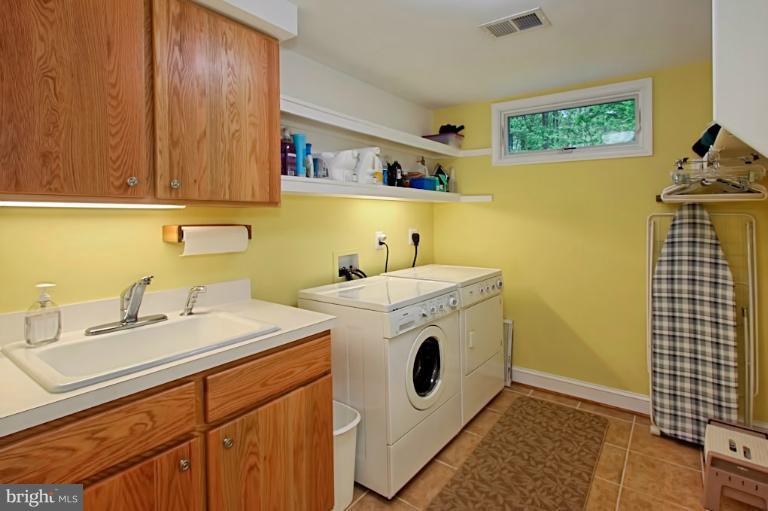 11124 Popes Head Road Fairfax, VA 22030 - Photo 29 of 30 Laundry Room with sink