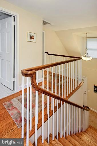 11124 Popes Head Road Fairfax, VA 22030 - Photo 4 of 30 wood flooring on UL except for bonus room