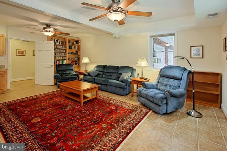 11124 Popes Head Road Fairfax, VA 22030 - Photo 5 of 30 Family Room