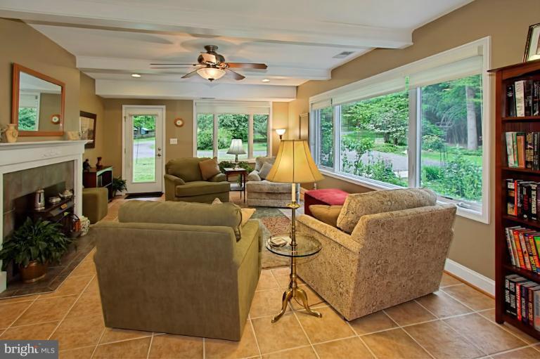 11124 Popes Head Road Fairfax, VA 22030 - Photo 7 of 30 Living Room