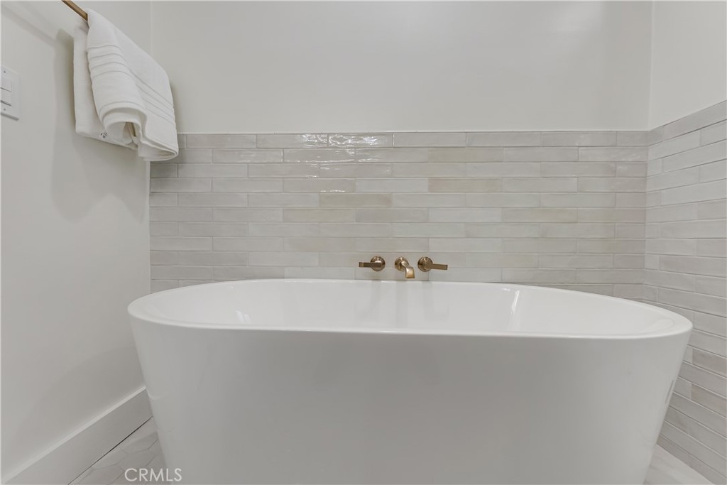 400 Flower Street Pasadena, CA 91104 - Photo 23 of 37 a close up of a bathtub