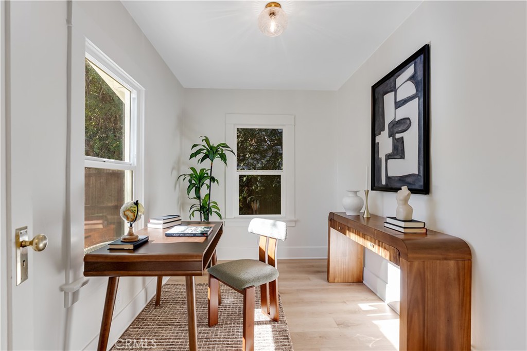 400 Flower Street Pasadena, CA 91104 - Photo 28 of 37 a living room with furniture and a window
