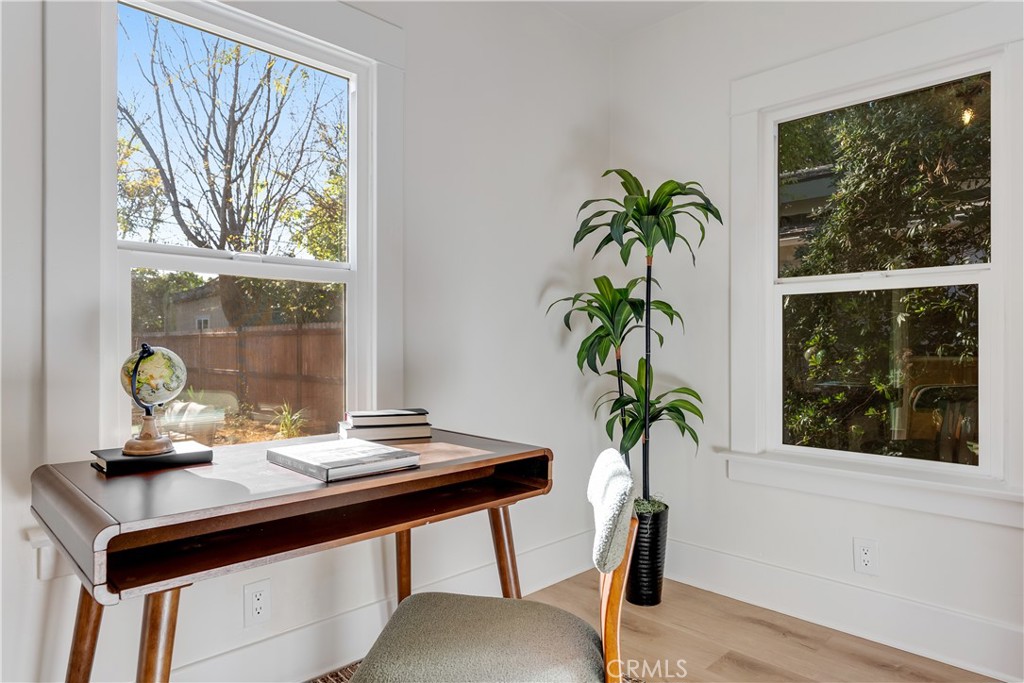 400 Flower Street Pasadena, CA 91104 - Photo 29 of 37 a view of a workspace with furniture and a potted plant