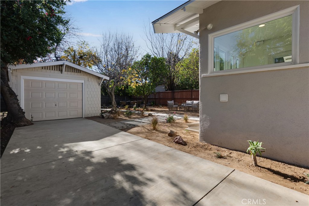 400 Flower Street Pasadena, CA 91104 - Photo 32 of 37 a backyard of a house with lots of green space