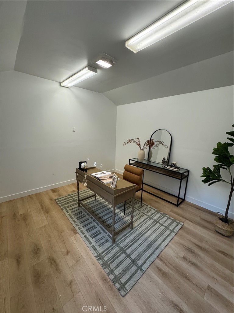 400 Flower Street Pasadena, CA 91104 - Photo 36 of 37 a living room with couch