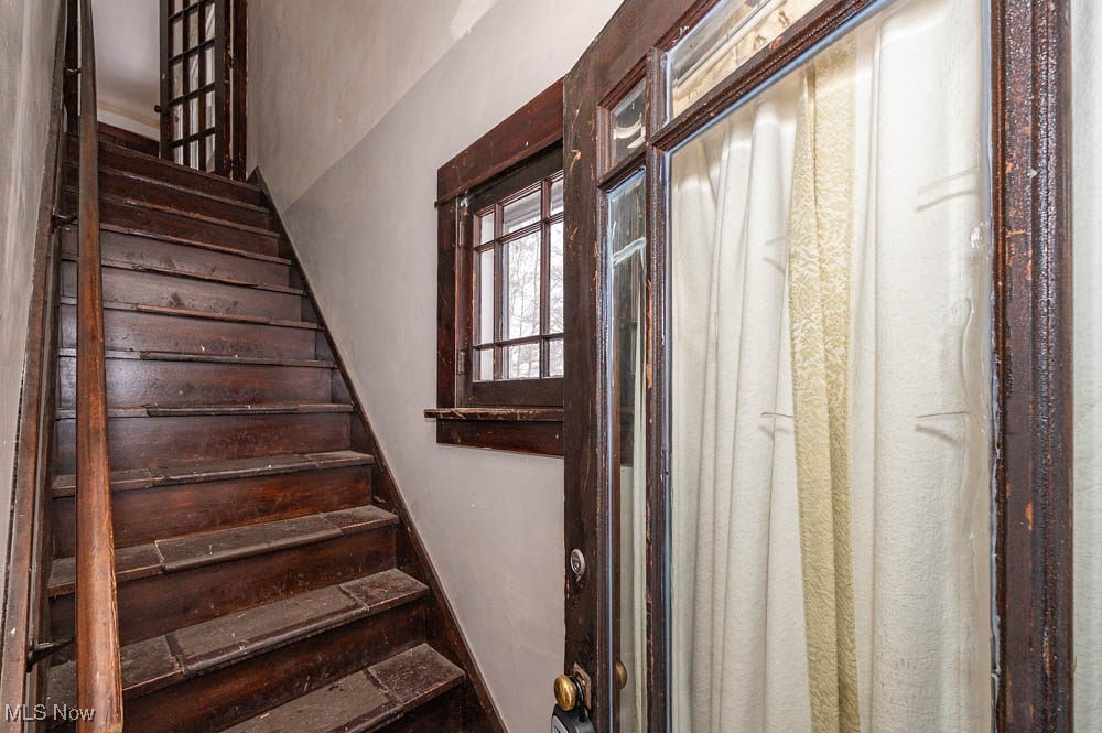 3114 Neosho Road Youngstown, OH 44511 - Photo 5 of 25 View of staircase