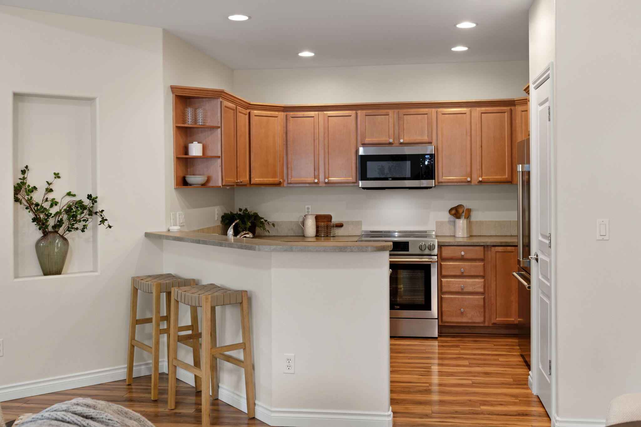 19508 Fishhawk Loop Bend, OR 97702 - Photo 5 of 33 Kitchen bar
