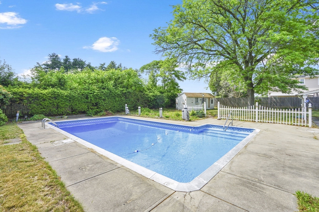 135 Bulat Drive Springfield, MA 01129 - Photo 4 of 42