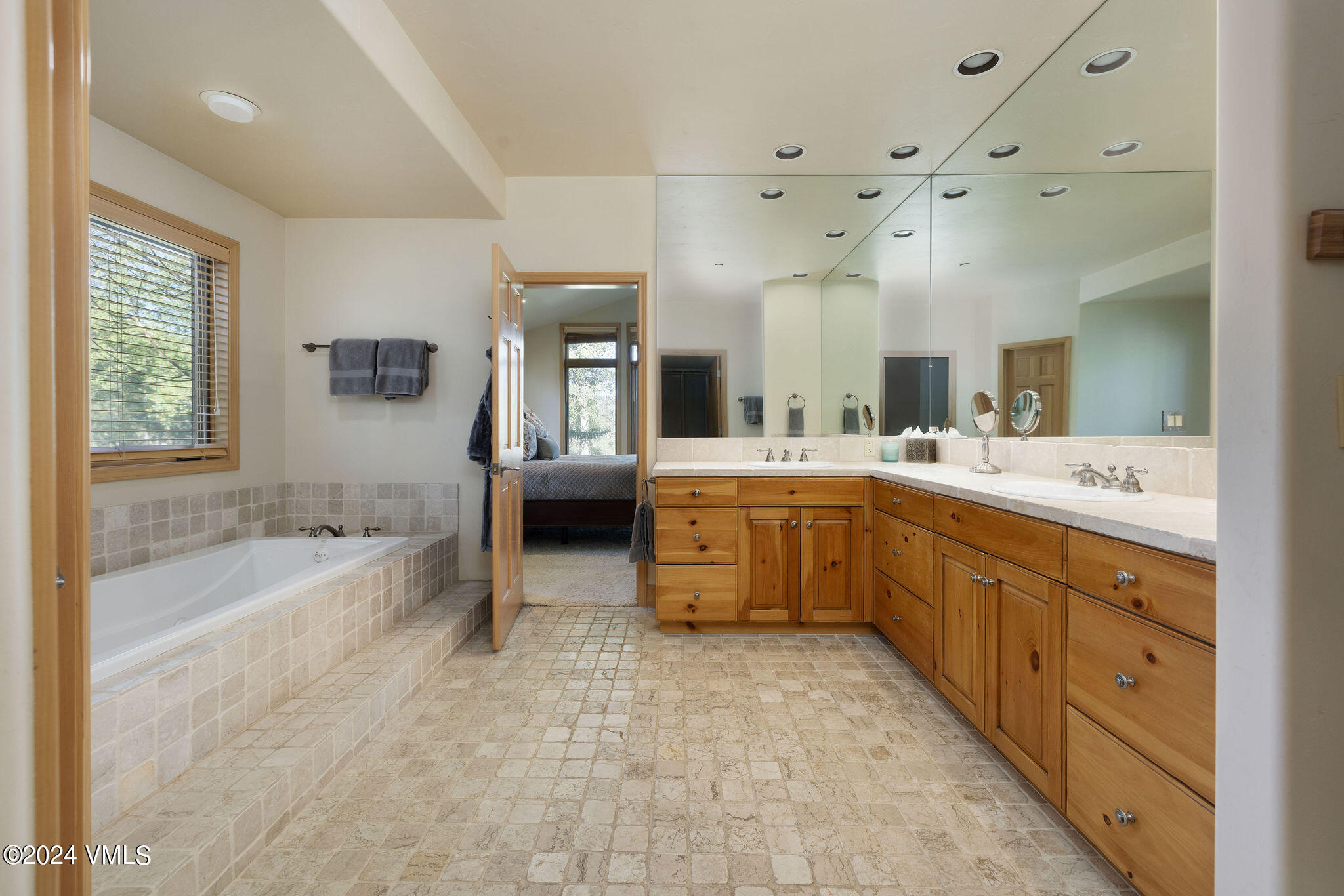 44 Rodeo Drive Edwards, CO 81632 - Photo 12 of 25 44_rodeo_interior_bath_03