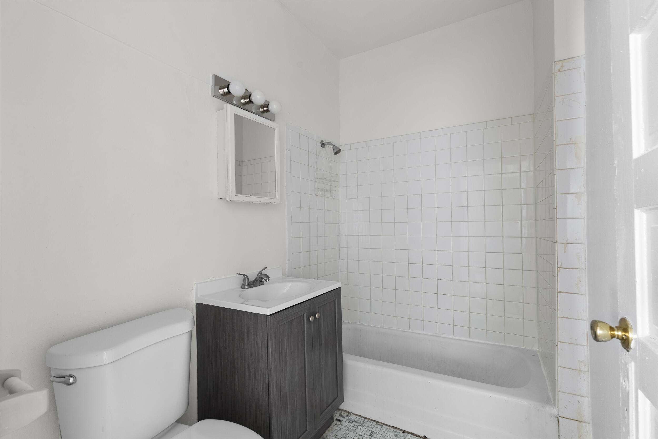 2122 South 26th Street, Unit 2122A Milwaukee, WI 53215 - Photo 9 of 26 crisp clean bathroom