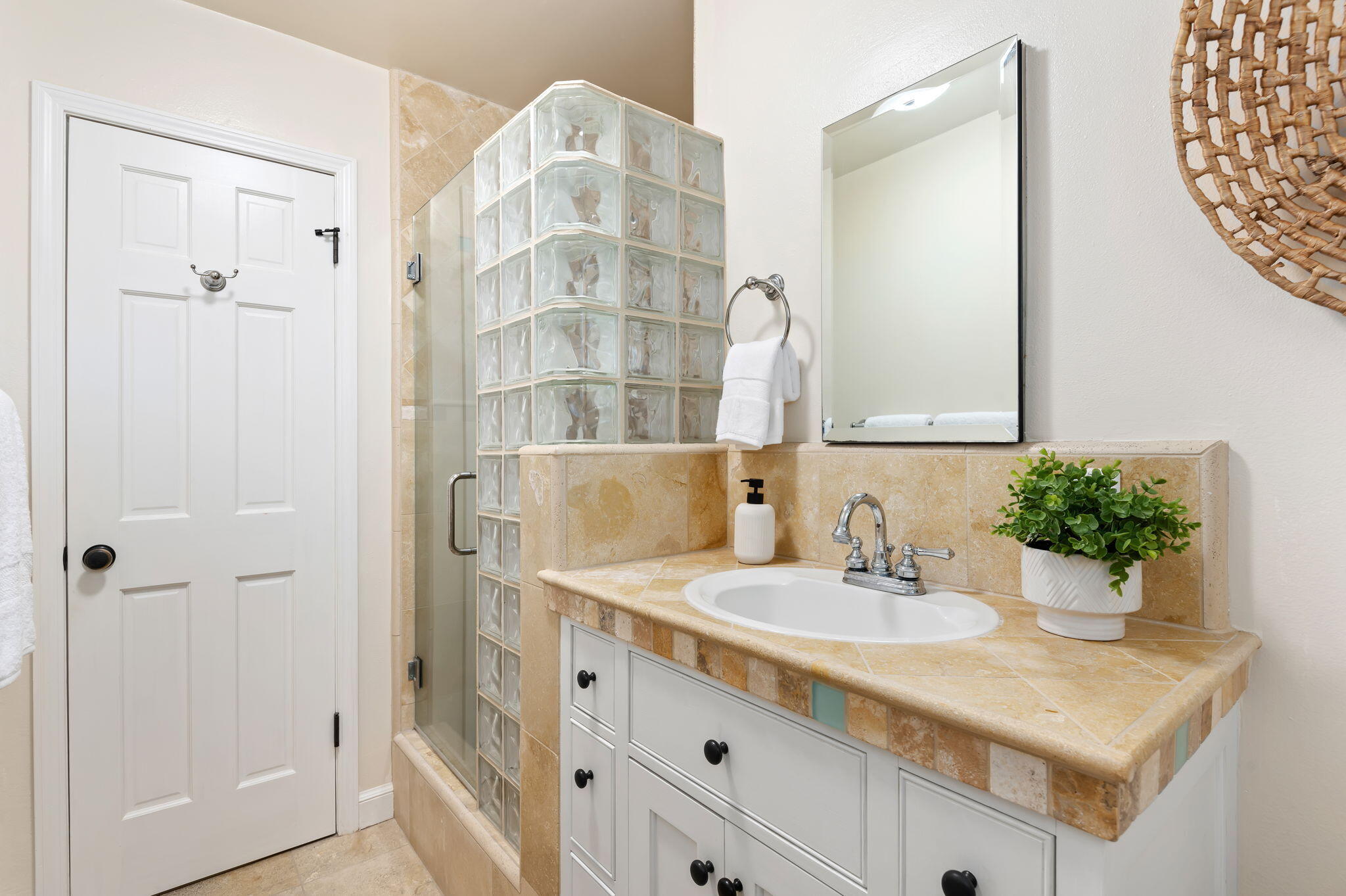 1407 Linden Avenue Carpinteria, CA 93013 - Photo 23 of 24 Bathroom 2