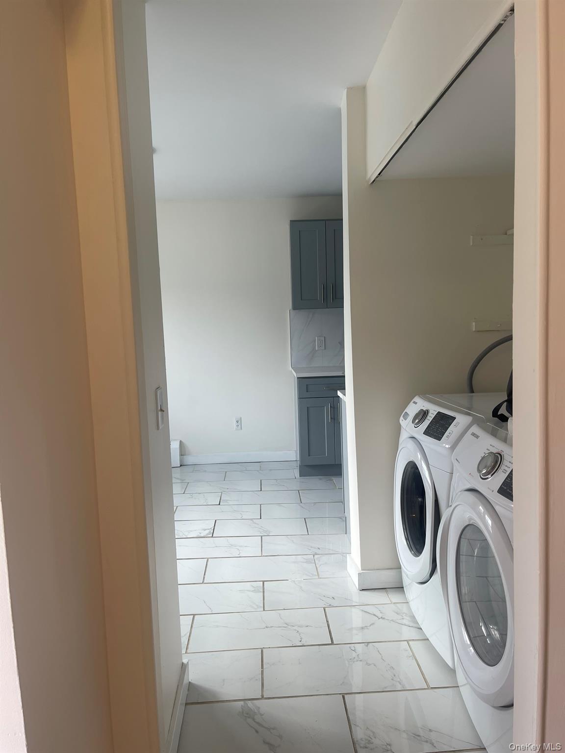 18 Chaucer Court Middletown, NY 10941 - Photo 4 of 8 a utility room with dryer and washer