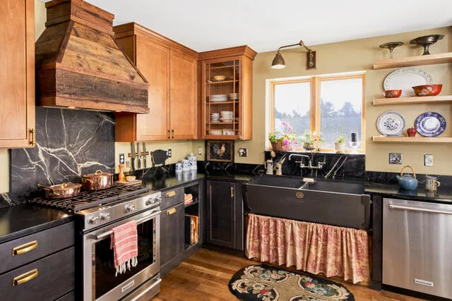 $899,000 | 978 Wiscasset Road, Boothbay, ME 04537