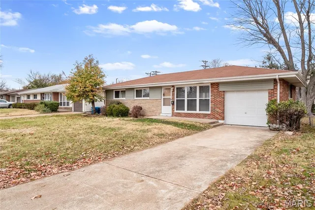 $210,000 | 7 Flamingo Drive, Hazelwood, MO 63042