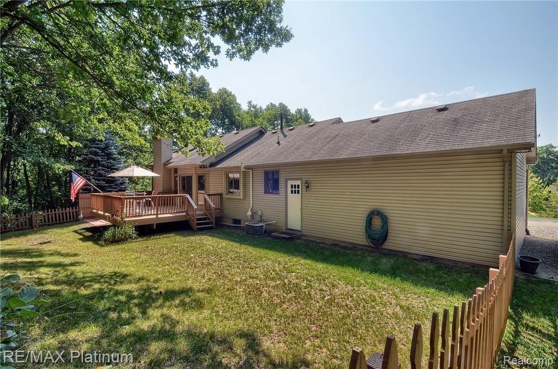 16420 Ridgeview Court Holly, MI 48442 - Photo 28 of 30 Rear.jpg