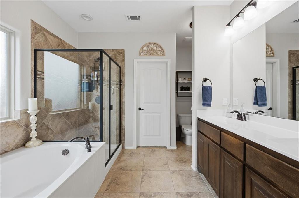 448 Spring Drive Saginaw, TX 76131 - Photo 27 of 40 a bathroom with a tub sink and mirror