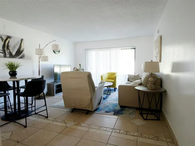 $2,400 | 1920 North Congress Avenue, Unit 105, West Palm Beach, FL 33401