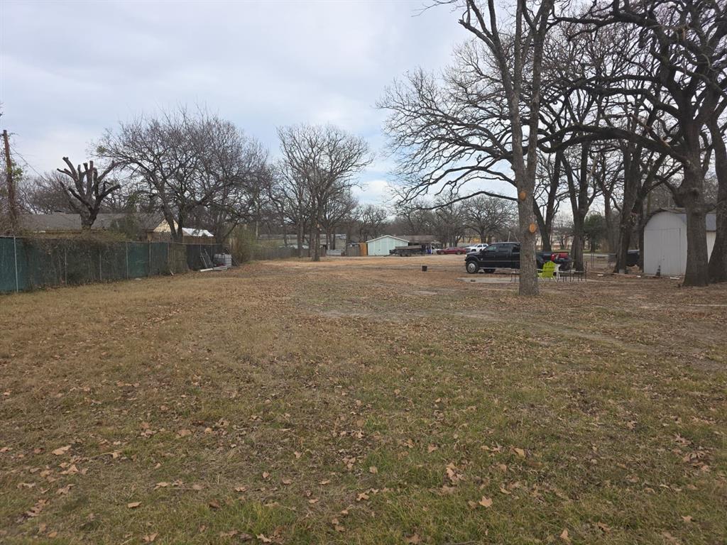3422 Peachtree Road Balch Springs, TX 75180 - Photo 7 of 17 a backyard of a house with lots of green space