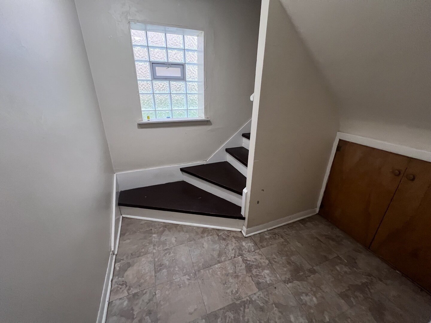 1946 Euclid Avenue, Unit G Berwyn, IL 60402 - Photo 15 of 16 an empty room with windows