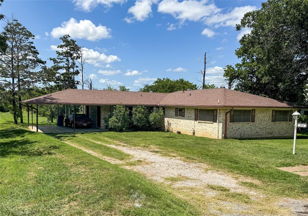 a view of a house with a yard