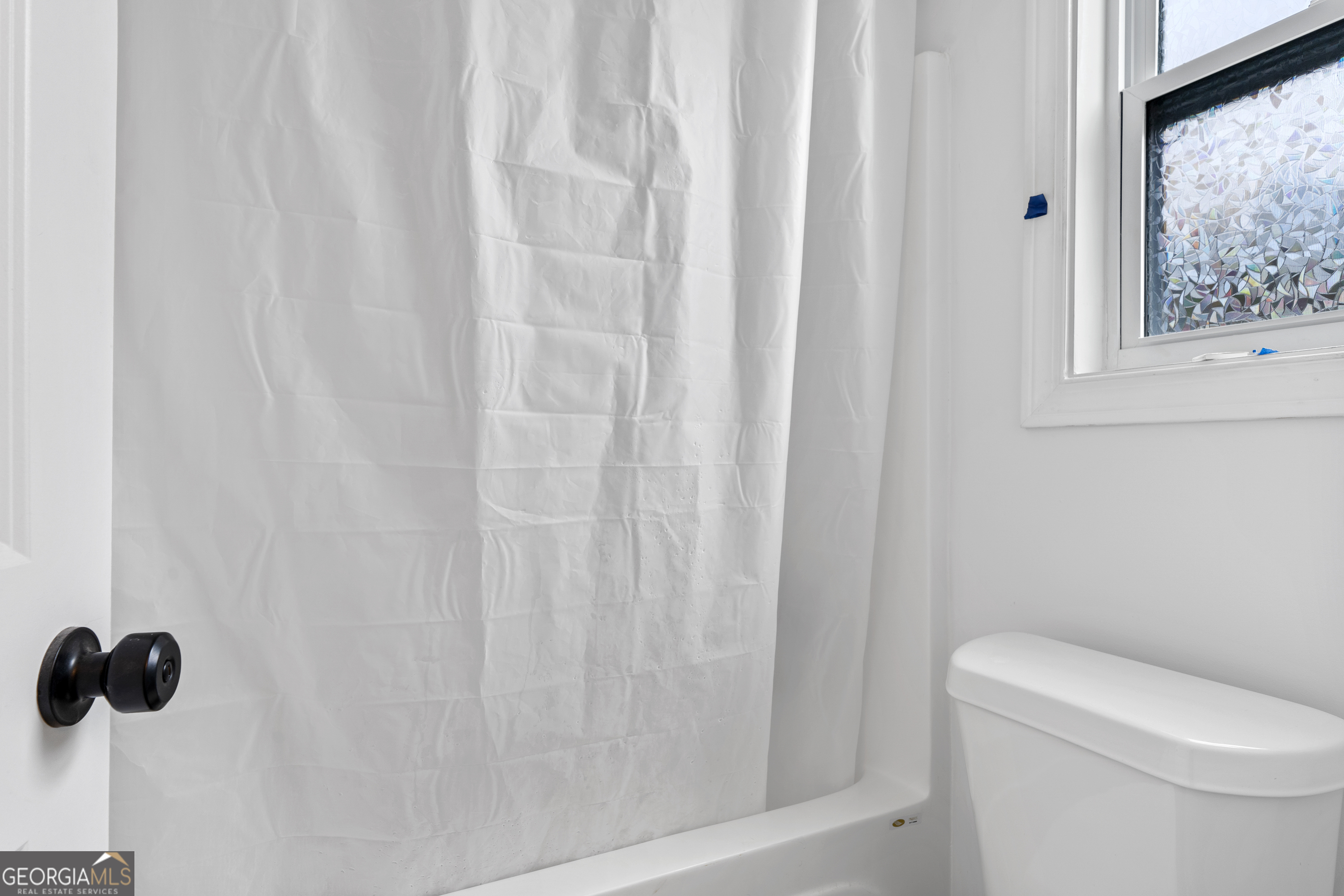 149 Willow Forest Road Milledgeville, GA 31061 - Photo 14 of 52 a bathroom with a shower curtain and a toilet