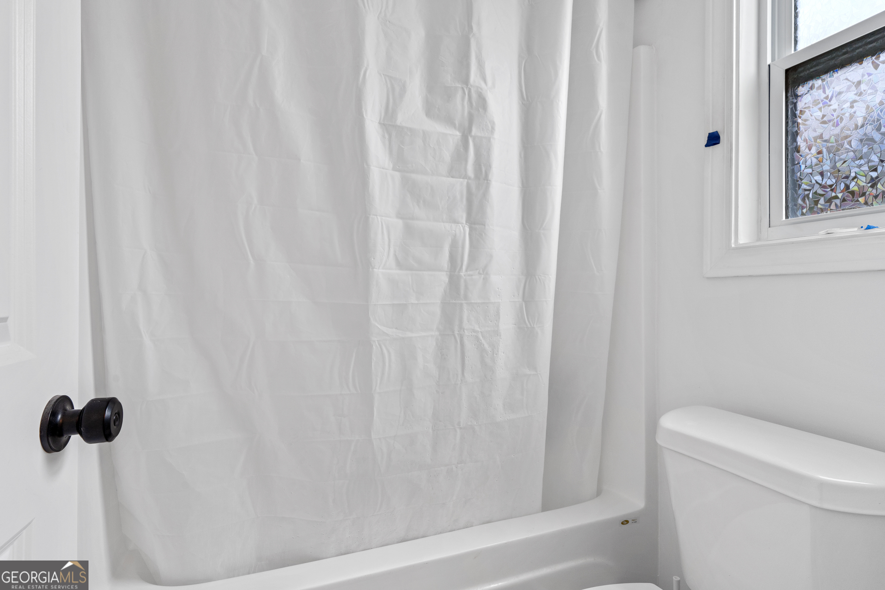 149 Willow Forest Road Milledgeville, GA 31061 - Photo 25 of 52 a bathroom with a shower curtain