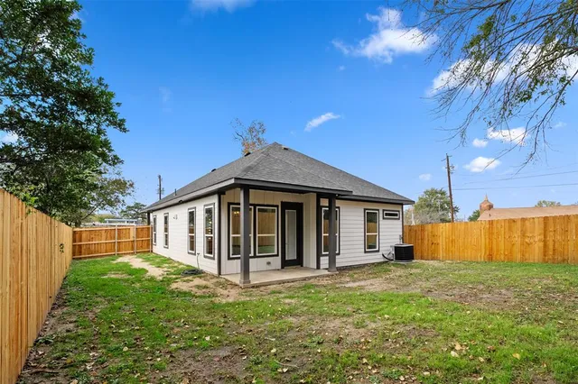 a view of a house with yard and sitting area