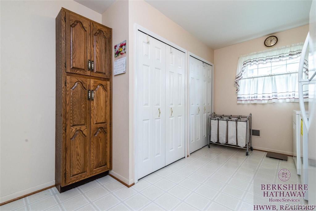 25233 Wykeshire Road Farmington Hills, MI 48336 - Photo 40 of 45