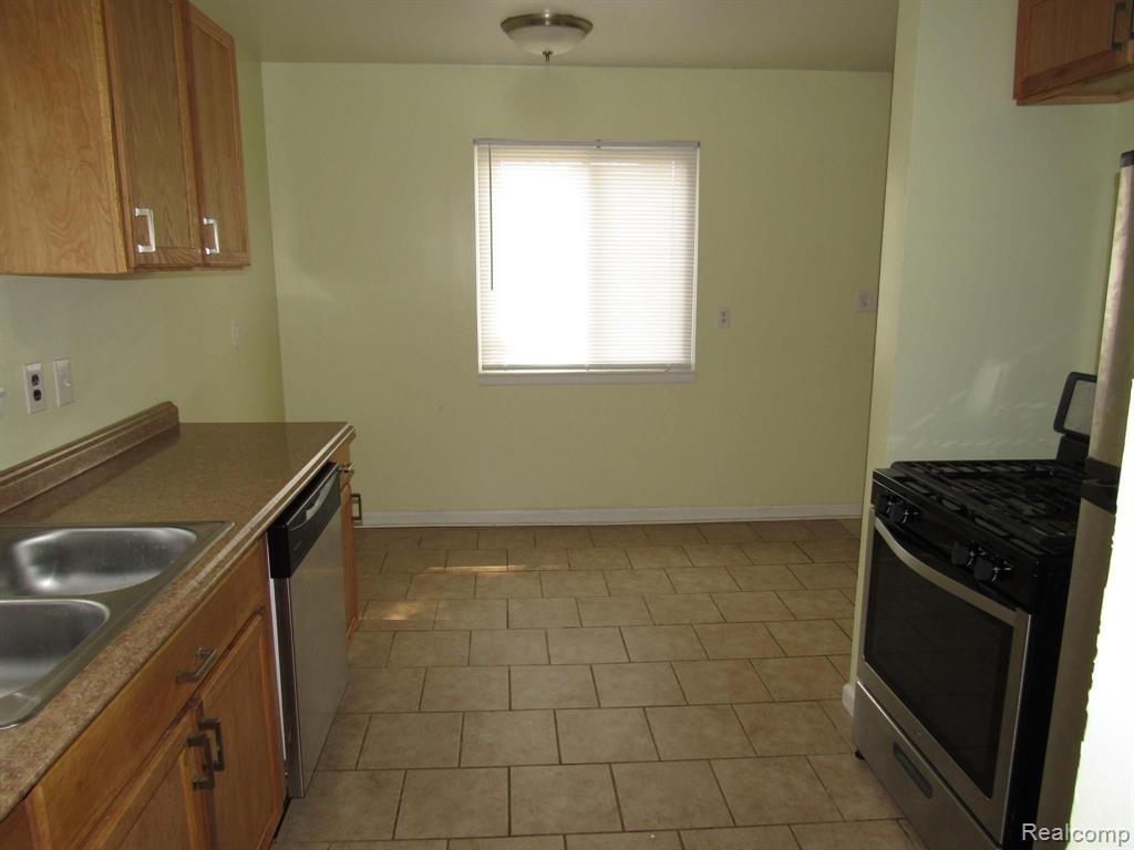 821 Kettering Avenue Pontiac, MI 48340 - Photo 11 of 18