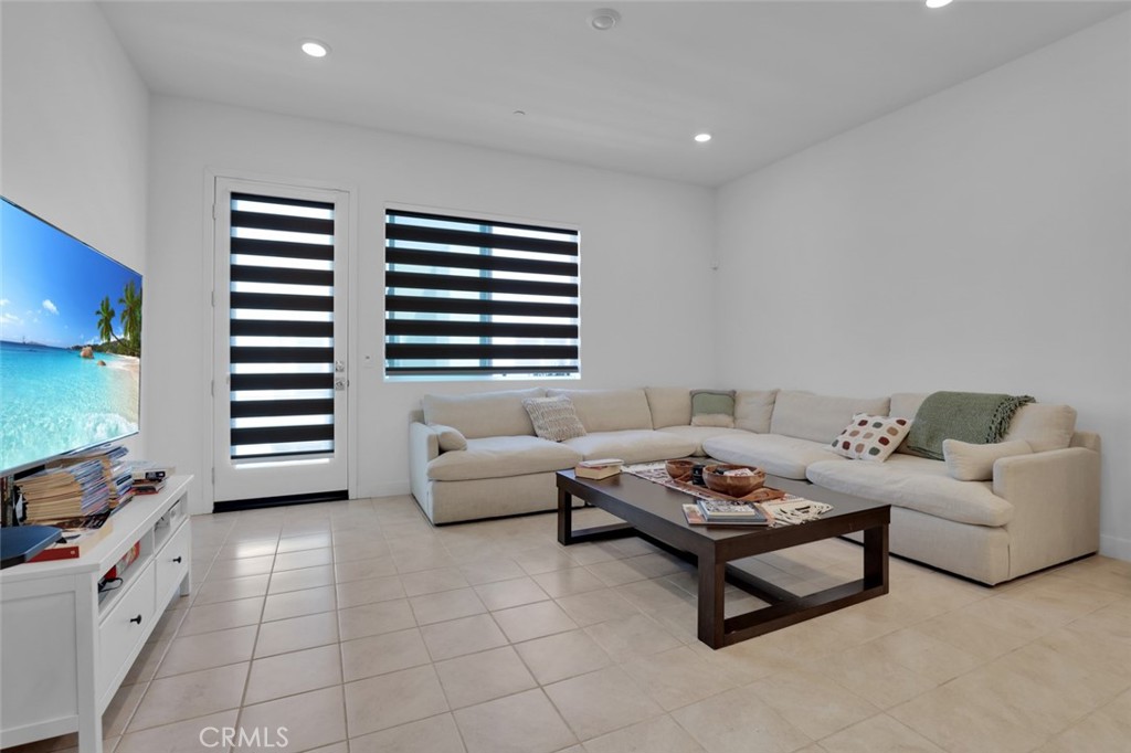 145 Sash Irvine, CA 92618 - Photo 4 of 20 a living room with furniture and a potted plant