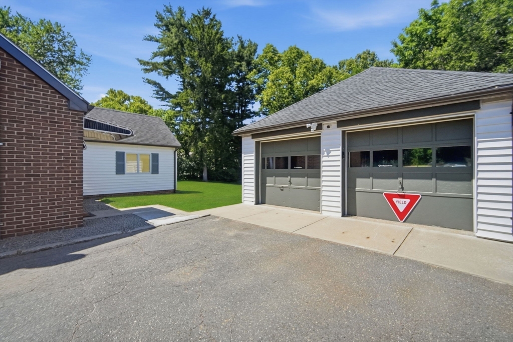 958 Parker Street Springfield, MA 01129 - Photo 25 of 34