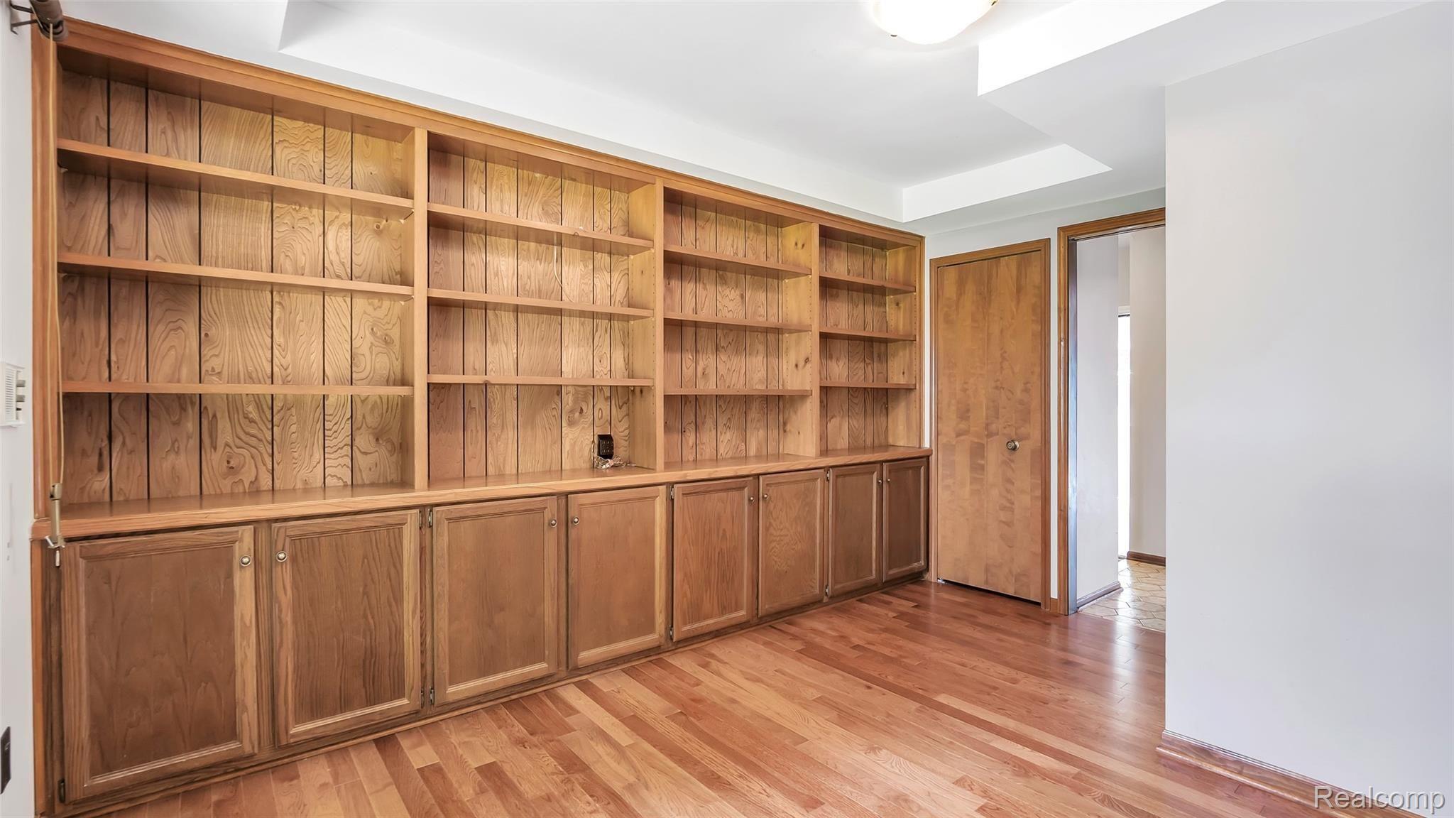 5207 Mountain Road Brighton, MI 48116 - Photo 16 of 42 Hardwood floor, closet in study