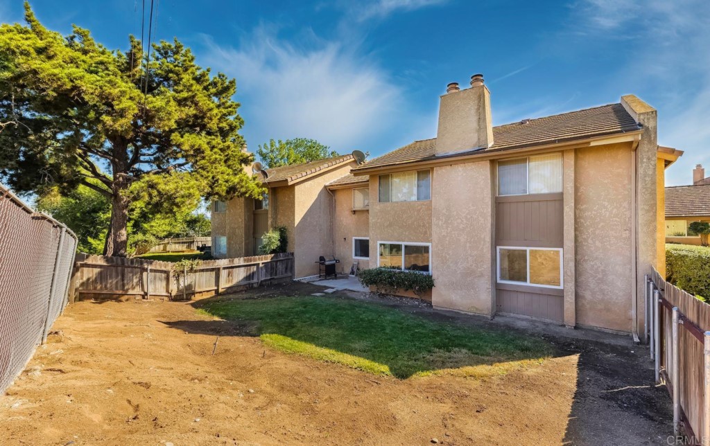 322 Ivy Lane Fallbrook, CA 92028 - Photo 32 of 35 a backyard of a house with table and chairs