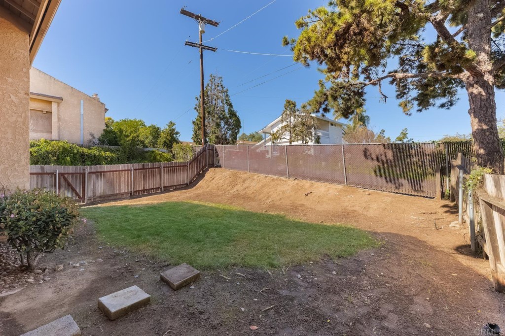 322 Ivy Lane Fallbrook, CA 92028 - Photo 33 of 35 a view of a yard with a tree